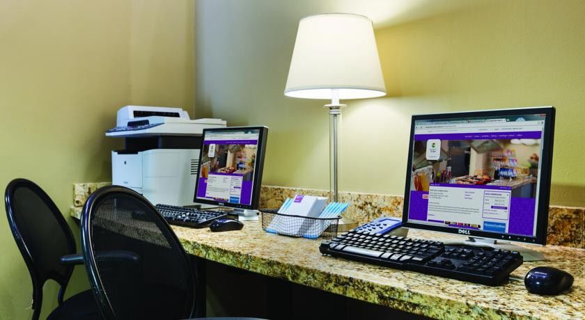 מלון מכה Jabal Omar Hyatt Regency Makkah מראה חיצוני תמונה The photo shows a small workstation area featuring two computer monitors on a granite countertop. Each monitor has a keyboard and mouse in front of it. Alongside the computers, there is a lamp providing illumination. To the left, a printer is visible